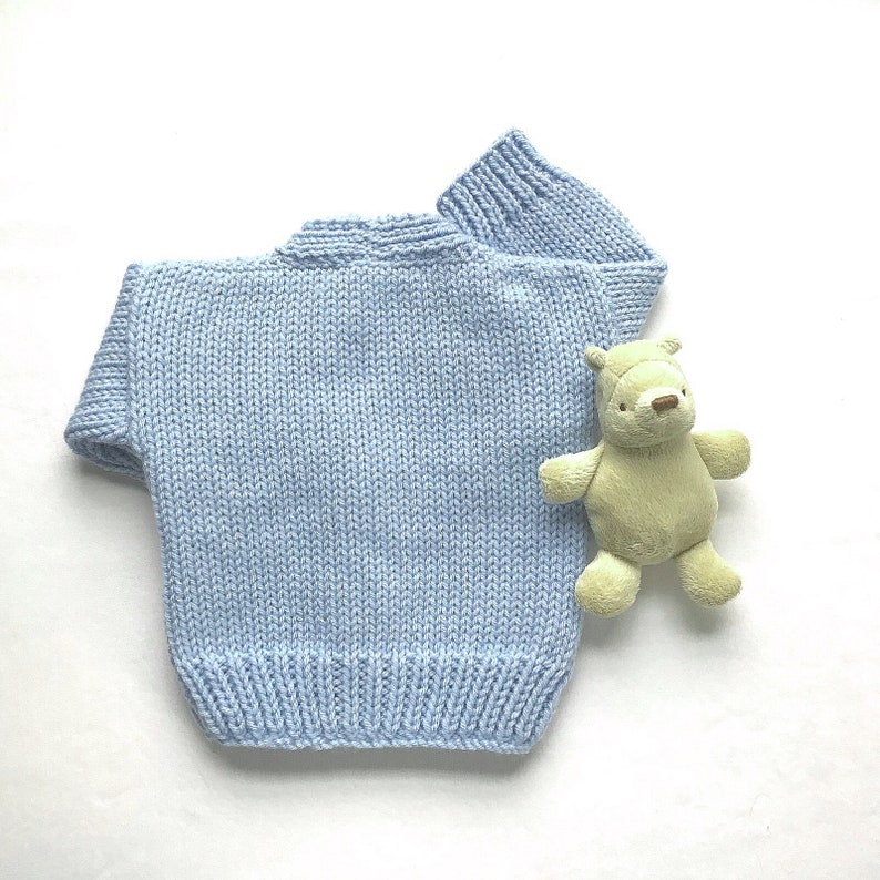0 to 6 months Baby boy blue cardigan Baby blue hand knit sweater Baby shower gift Infant clothing Baby knitwear afbeelding 3