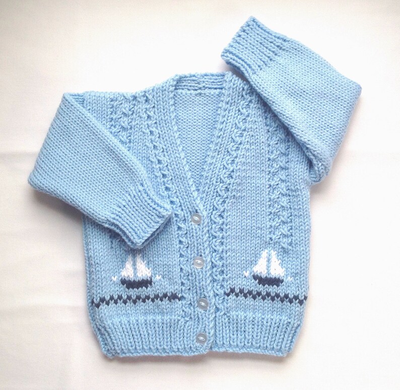 Cardigan voilier pour enfant de 2 à 3 ans, pull voilier bleu tricoté à la main pour garçon, cardigan bleu pour enfants avec voiliers, cardigan tricoté pour enfants image 1