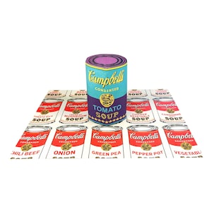 以下が含まれることがあります： キャンベルスープの缶詰のコレクションで、それぞれ異なる種類のスープが入っています。缶詰はグリッド状に配置されており、中央には大きなトマトスープの缶詰があります。缶詰はすべて赤と白で、キャンベルのロゴとスープの名前が前面に印刷されています。