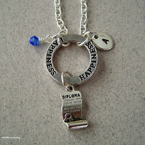 Antiguo collar de plata felicidad Diploma de posgrado. Encanto de mano estampado monograma inicial Birthstone, felicidad y Diploma personalizado