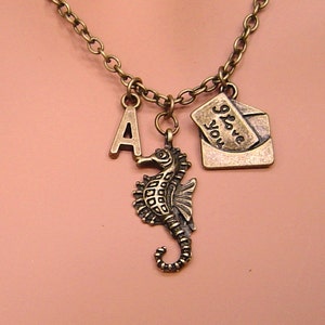 Caballo de mar de bronce y un te amo carta encantos con collar inicial, personalizada para el día de San Valentín regalo de collar o el collar de cumpleaños.