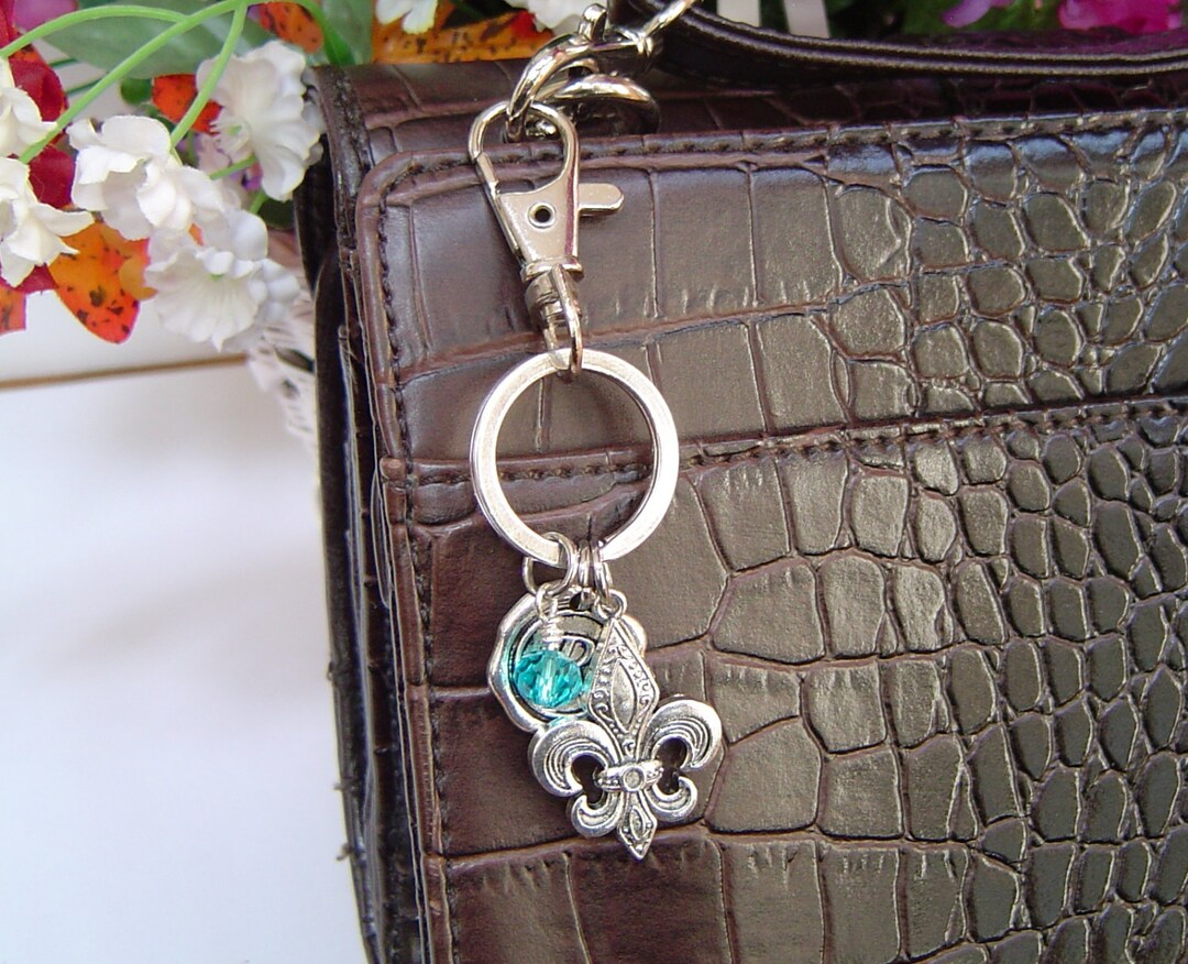 フルール・ド・リス フラワーチャームキーリング、パーソナライズされ