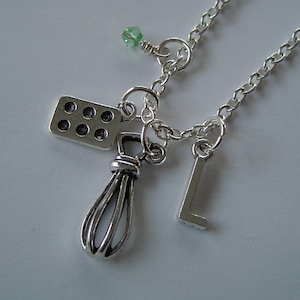 Muffin Pan und Egg Beater Schneebesen Charm Halskette, personalisierte Antik Silber Birthstone anfängliche Bäcker Halskette