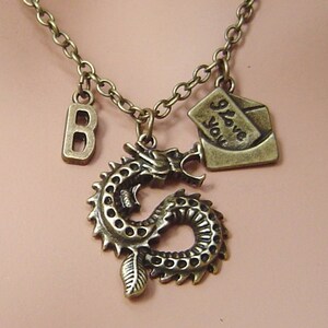 Dragón de bronce y un te amo encanto de la letra con collar inicial, personalizada para el día de San Valentín regalo de collar o el collar de cumpleaños.