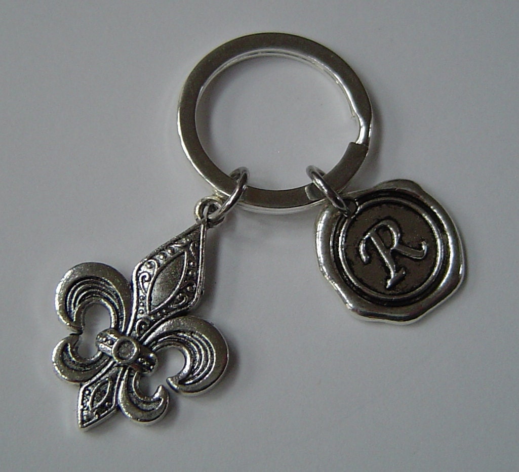 シルバー フルール・ド・リス キーホルダー フルール・ド・リス フラワーチャームキーリング、パーソナライズされ