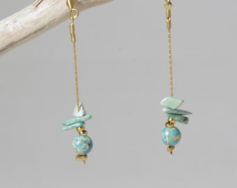 Boucles d'oreilles Verdon minimalistes, dorées : quelques pierres turquoises sur une fine chaîne en inox doré, dormeuses ou crochets