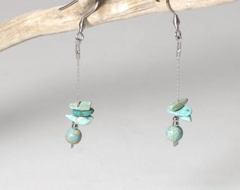 Boucles d'oreilles Verdon minimalistes : quelques pierres turquoises sur une fine chaîne en inox , crochets anti allergies