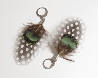 Boucles d'oreilles avec deux plumes naturelles, vert, noir, pois blancs _ bijou aérien, poétique _ style nature-chic