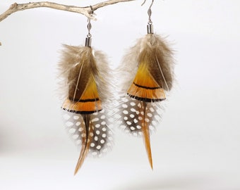Une pu deux grandes boucles d'oreilles à plumes naturelles graphiques_ look sauvage, inspiration tribale _ unique ou en paire  bijou boème