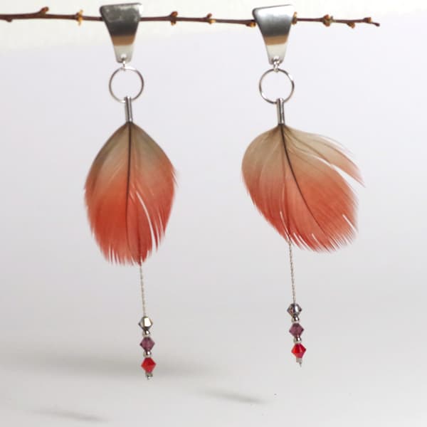 boucles d'oreilles à plumes rouges _ chaines inox, plumes naturelles _ plumes rares, bijou d'exception _ idée cadeau pour elle