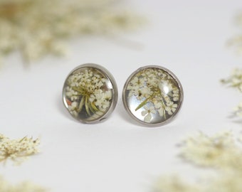 Puces d'oreilles fleuries, mini fleurs blanches_ petit modèle 11 mm _ fleurs en inclusion _ inox _ cadeau naturel et féminin