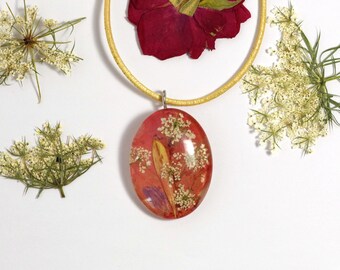 Collier floral, pendentif cabochon de verre, fleurs et feuilles séchées_ tour de cou cuir_ idée cadeau pour elle