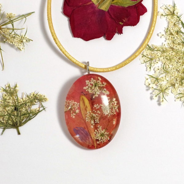 Collier floral, pendentif cabochon de verre, fleurs et feuilles séchées_ tour de cou cuir_ idée cadeau pour elle