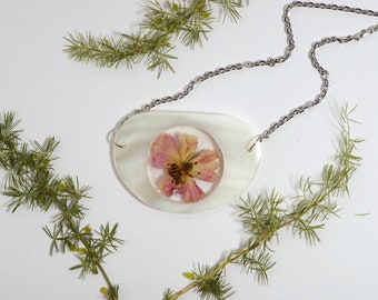 Collier Terrarium _ fleur pressée, inclusion dans résine, petite rose rose, bijou botanique _ idée cadeau de Noël