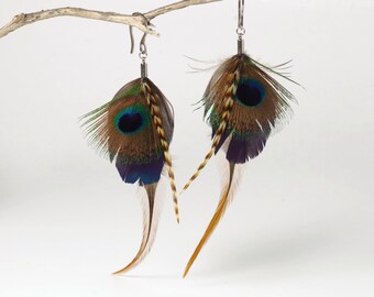 Une ou deux grandes boucles d'oreilles à plumes oeil de paon et longues plumes fines_ look bohème _ unique ou en paire _ kaki, brun, bleu