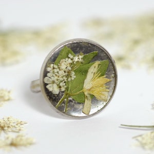 Bague avec gros cabochon, fleurs en inclusion : jaune vert et blanc _ monture inox réglable _ cadeau pour elle