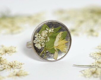 Bague avec gros cabochon, fleurs en inclusion : jaune vert et blanc _ monture inox réglable _ cadeau pour elle