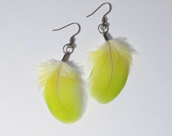 Boucles d'oreilles Fly à plumes vert pomme , perroquet_ haute qualité _ au choix crochets anti allergies ou dormeuses fermées _ bijou nature