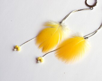 boucles d'oreilles plume jaune _ 2 chaines d'inox avec plume naturelle et perles de verre _ bijou bohème-chic _ idée cadeau pour elle