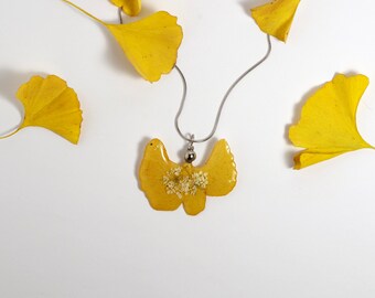 Collier court, pendentif végétal cristallisé, feuille de ginkgo et petite fleur blanche, chaîne inox _ bijou nature chic _ cadeau pour elle