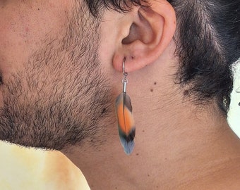 Boucle d'oreille unique POUR MOI, 1 plume multicolore _ bijou pour homme ou femme _ asymétrique _ dormeuse fermée _  haute qualité