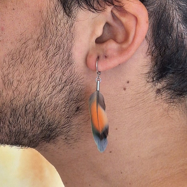 Boucle d'oreille unique POUR MOI, 1 plume multicolore _ bijou pour homme ou femme _ asymétrique _ dormeuse fermée _  haute qualité