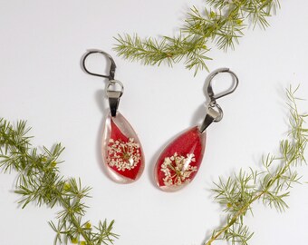 boucles d'oreilles fleuries, rouge et blanc _ cadeau naturel et féminin_ fleurs pressées, fleurs en inclusion _ inox _ idée cadeau de Noël