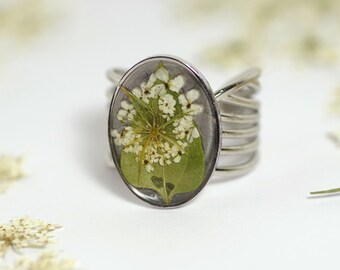 Bague avec des fleurs et feuilles en inclusion : blanc et vert, anneau large multi-rang _ monture inox réglable de 53 à 60_ cadeau pour elle