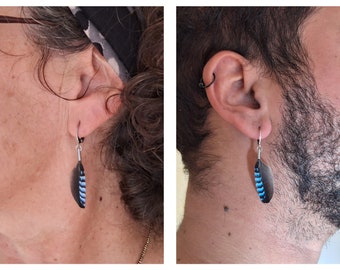 Boucle d'oreille unique POUR MOI, 1 plume de geai _ bijou pour homme ou femme _ asymétrique _ dormeuse fermée _  haute qualité