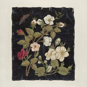 以下が含まれることがあります： 濃い青色のベルベット生地に刺繍された花の模様。白い花とピンクの花、緑の葉、蝶がデザインされています。