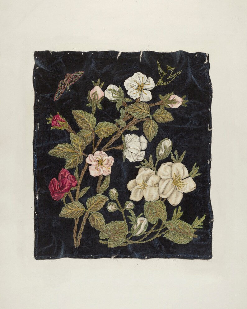 以下が含まれることがあります： 濃い青色のベルベット生地に刺繍された花の模様。白い花とピンクの花、緑の葉、蝶がデザインされています。