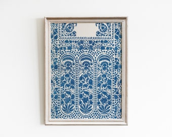 Puede incluir: Una impresión enmarcada con fondo blanco y un patrón floral azul. El patrón presenta un diseño repetitivo de flores y hojas estilizadas.