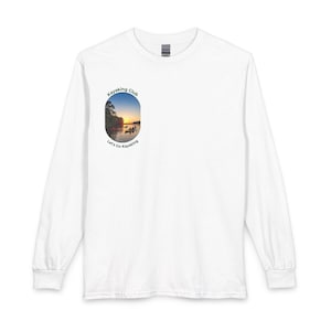 Puede incluir: Una camiseta blanca de manga larga con un pequeño gráfico ovalado en el pecho izquierdo. El gráfico muestra una puesta de sol sobre un lago con kayakistas y el texto Kayaking Club y Let's Go Kayaking impreso en negro alrededor.