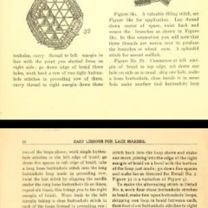 K&ouml;nnte beinhalten: Eine Vintage-Buchseite mit Schwarzwei&szlig;illustrationen von Spitzenmustern. Die Seite enth&auml;lt Anweisungen zum Spitzenkl&ouml;ppeln mit Text, der die Schritte und Techniken beschreibt. Der Titel der Seite lautet "Baby Lessons for Lace Making".