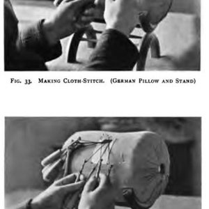 Puede incluir: Primer plano de las manos de una persona que demuestra dos tipos diferentes de puntadas utilizadas en tapicer&iacute;a. La primera imagen muestra una puntada de tela, y la segunda imagen muestra una media puntada. Ambas im&aacute;genes presentan una almohada y un soporte.