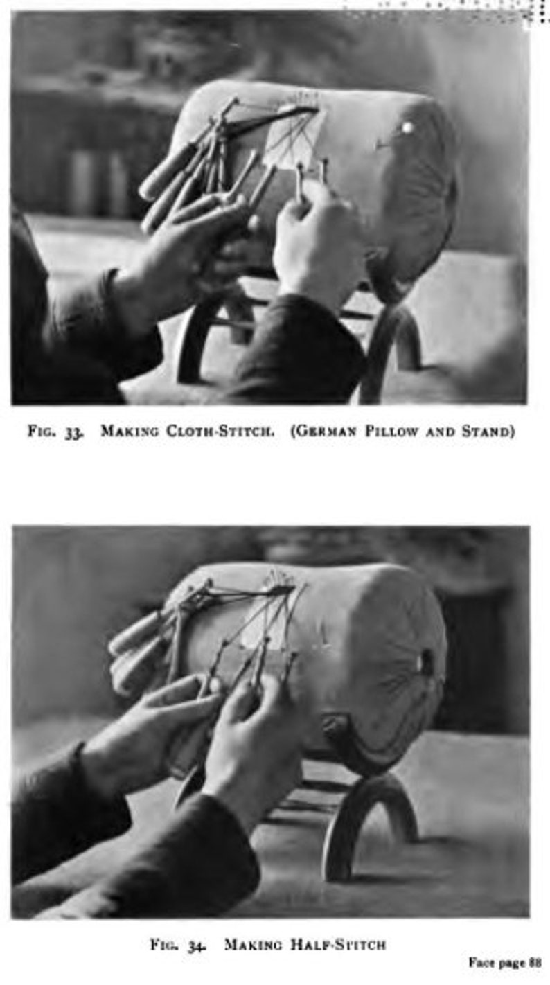 Puede incluir: Primer plano de las manos de una persona que demuestra dos tipos diferentes de puntadas utilizadas en tapicer&iacute;a. La primera imagen muestra una puntada de tela, y la segunda imagen muestra una media puntada. Ambas im&aacute;genes presentan una almohada y un soporte.