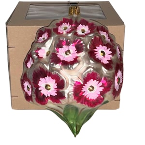 Adorno vintage de hortensias de vidrio soplado: flores de color rosa rubí, Smith & Hawken.