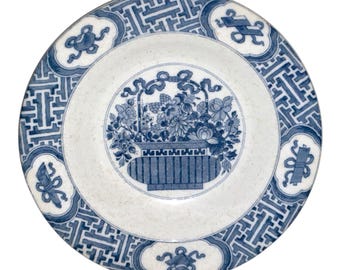 Plato llano chino antiguo con forma de llave y cesta, azul y blanco, Brownfield, Inglaterra.