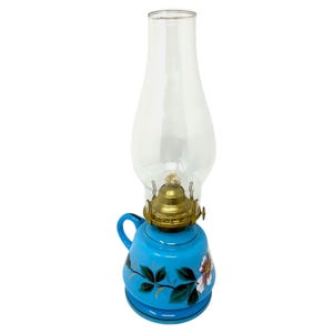 Lámpara de aceite de queroseno vintage de vidrio azul lechoso con dedo y chimenea transparente, flores doradas pintadas a mano