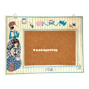 Puede incluir: Un corcho vintage con un borde decorativo con ilustraciones de figuras, pájaros y elementos florales. El borde tiene un fondo crema con rayas verticales azules. El corcho tiene una fila de chinchetas blancas.