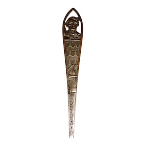 Puede incluir: Una cuchara de recuerdo plateada vintage con un relieve detallado del busto de un hombre, un edificio y un barco. La palabra "WASHINGTON" está inscrita verticalmente en el mango. La cuchara es probablemente un artículo de colección.