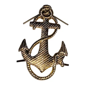 Könnte beinhalten: Eine goldfarbene Anstecknadel in Ankerform mit strukturierter Oberfläche. Der Anker hat ein Seildetail oben und ein klassisches Design. Die Nadel ist wahrscheinlich aus Metall und vor einem weißen Hintergrund platziert.