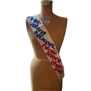 Banda vintage de la campaña presidencial de Richard Nixon de la Convención Política Republicana de 1968. Ahora más que nunca, auténtica y original.