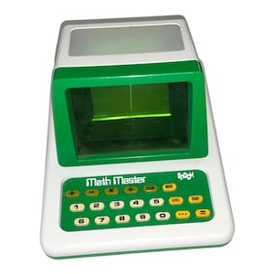 Puede incluir: Un juego matemático electrónico portátil de color blanco y verde con las etiquetas Math Master y Epoch. El dispositivo cuenta con una pantalla verde empotrada, un teclado numérico del cero al nueve y botones de función para suma, resta, multiplicación, división, borrar, modo, nivel, inicio e igual.
