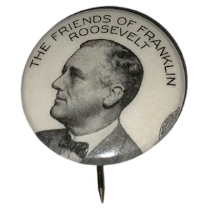 Könnte beinhalten: Ein schwarz-weißer Knopf mit einem Profilbild von Franklin D. Roosevelt. Der Text "The Friends of Franklin Roosevelt" ist um den Rand des Knopfes gedruckt.