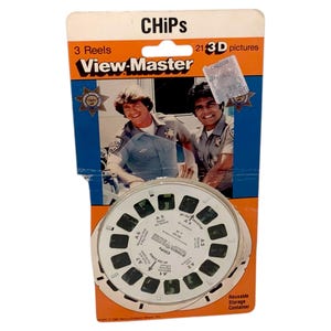 Puede incluir: Juego de carretes de fotos 3D View-Master CHiPs vintage. El embalaje es naranja, azul y blanco, con imágenes de los actores del programa de televisión. El juego incluye 3 carretes con 21 imágenes 3D y un contenedor de almacenamiento reutilizable.
