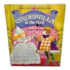 Puede incluir: Libro infantil vintage titulado "Cinderella at the Ball" de Margaret Hillert. La portada presenta una ilustración de Cenicienta con un vestido blanco y un príncipe con un atuendo a cuadros naranja y blanco. El libro es un Follett JUST Beginning-To-Read Book.