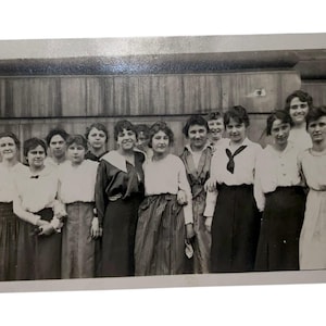 Vintage College Universität Sorority Schwester Foto Souvenir Postkarte Schwarz und Weiß unbenutzt Gruppe junger Frauen