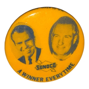 Vintage president Richard M. Nixon en Spiro Agnew campagne speldje/badge, Sunoco gas- en oliereclame