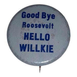 Könnte beinhalten: Ein runder Vintage-Button mit hellblauem Hintergrund. Der Button zeigt den Text "Good Bye Roosevelt" über "HELLO WILLKIE" in fetten, dunkelblauen Buchstaben. Auf der Rückseite befindet sich eine Anstecknadel.